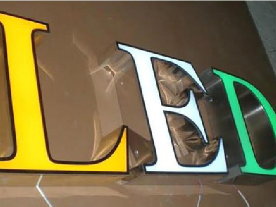洪湖介绍LED招牌的基础知识。
