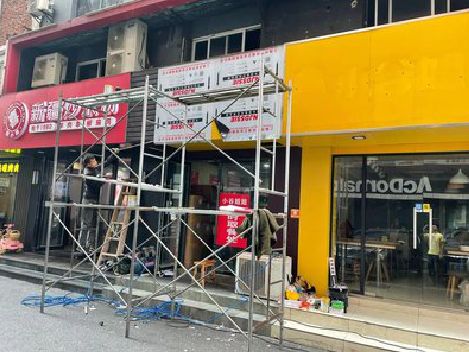 洪湖制作广告招牌如何避免它发黄？